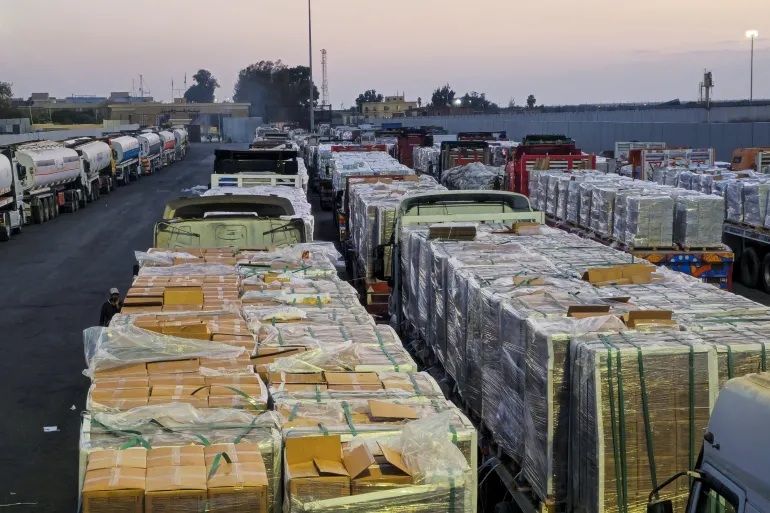 Truk-truk yang membawa bantuan dan bahan bakar berada di sisi Mesir dari perlintasan Rafah (Reuters).
