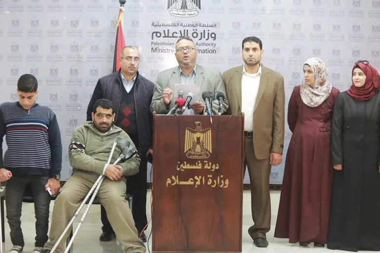 Riyad Al-Bitar, Asisten Wakil Menteri Pembangunan Sosial di Gaza (tengah), menegaskan bahwa kementeriannya memberikan perhatian besar terhadap perawatan anak-anak yatim. (Sumber foto: Kementerian Pembangunan Sosial)