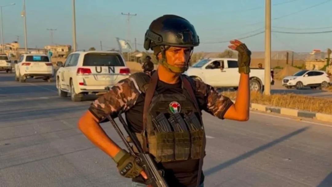 Yasser Abu Shabab memegang senjata, dalam sebuah gambar yang diposting di akun media sosial al Quwwah Asy Sya'biyyah (Facebook/Tangkapan layar).