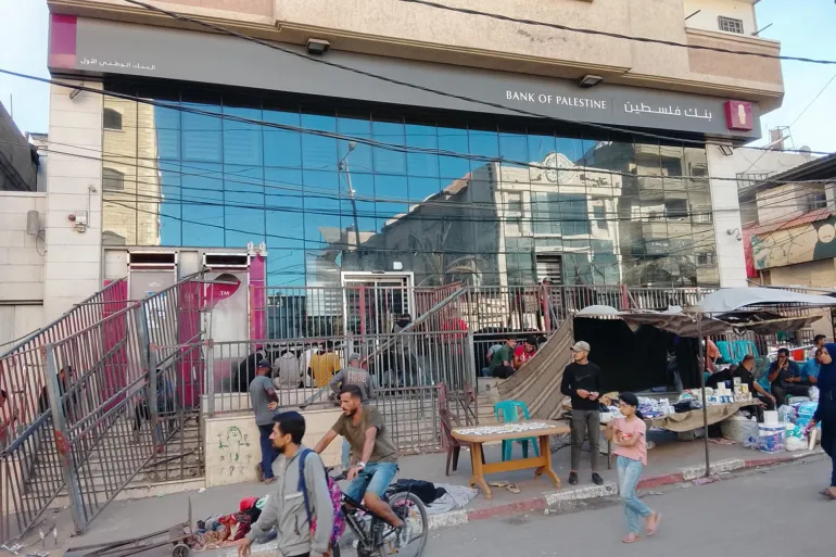 Bank-bank Gaza Menepis Debu Perang dan Kembali Beroperasi (Al Jazeera)