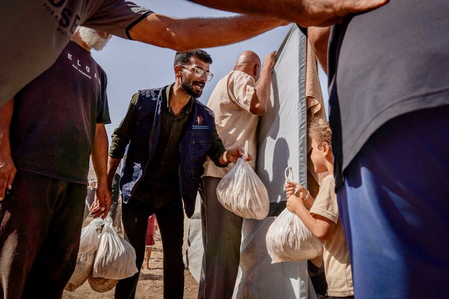 Bundel roti yang diproduksi oleh toko-toko roti yang didukung WFP dibagikan kepada keluarga-keluarga untuk pertama kalinya sejak 31 Maret 2025. Roti merupakan elemen paling dasar dalam pola makan setiap warga Gaza, sehingga kegiatan ini menjadi sumber kehidupan bagi keluarga-keluarga yang telah menanggung kelaparan selama berbulan-bulan akibat perang dan terbatasnya bantuan.