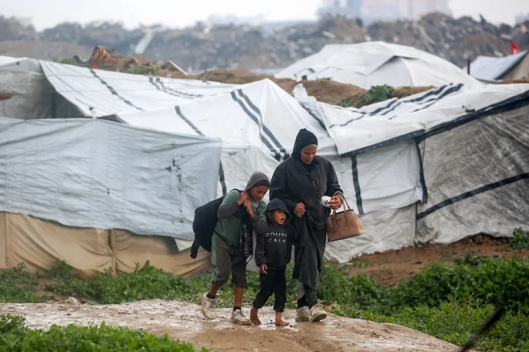 UNRWA: Sekitar dua pertiga penduduk Jalur Gaza saat ini tinggal di tenda-tenda yang hanya memberikan perlindungan terbatas dari kondisi cuaca (AFP)