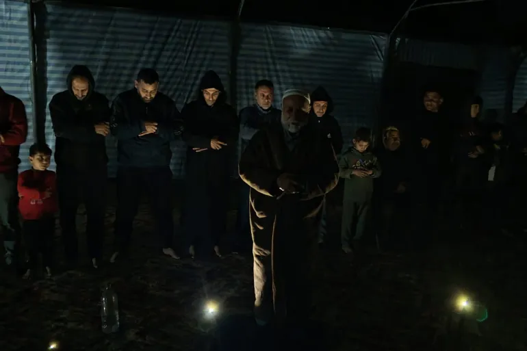 Sejumlah terbatas jemaah menunaikan salat Isya di sebuah musala di Gaza (Al Jazeera)