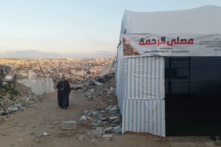 Imam musala menempuh jalan-jalan sulit untuk mencapai Masjid (Al Jazeera)