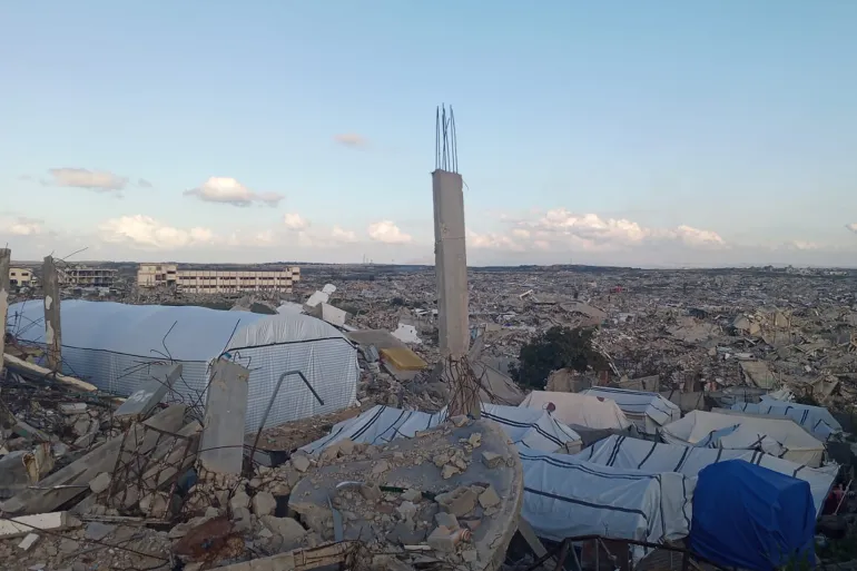 Penduduk lingkungan Al-Atatra mendirikan musala sementara setelah penghancuran masjid-masjid di dekat Garis Kuning (Al Jazeera)